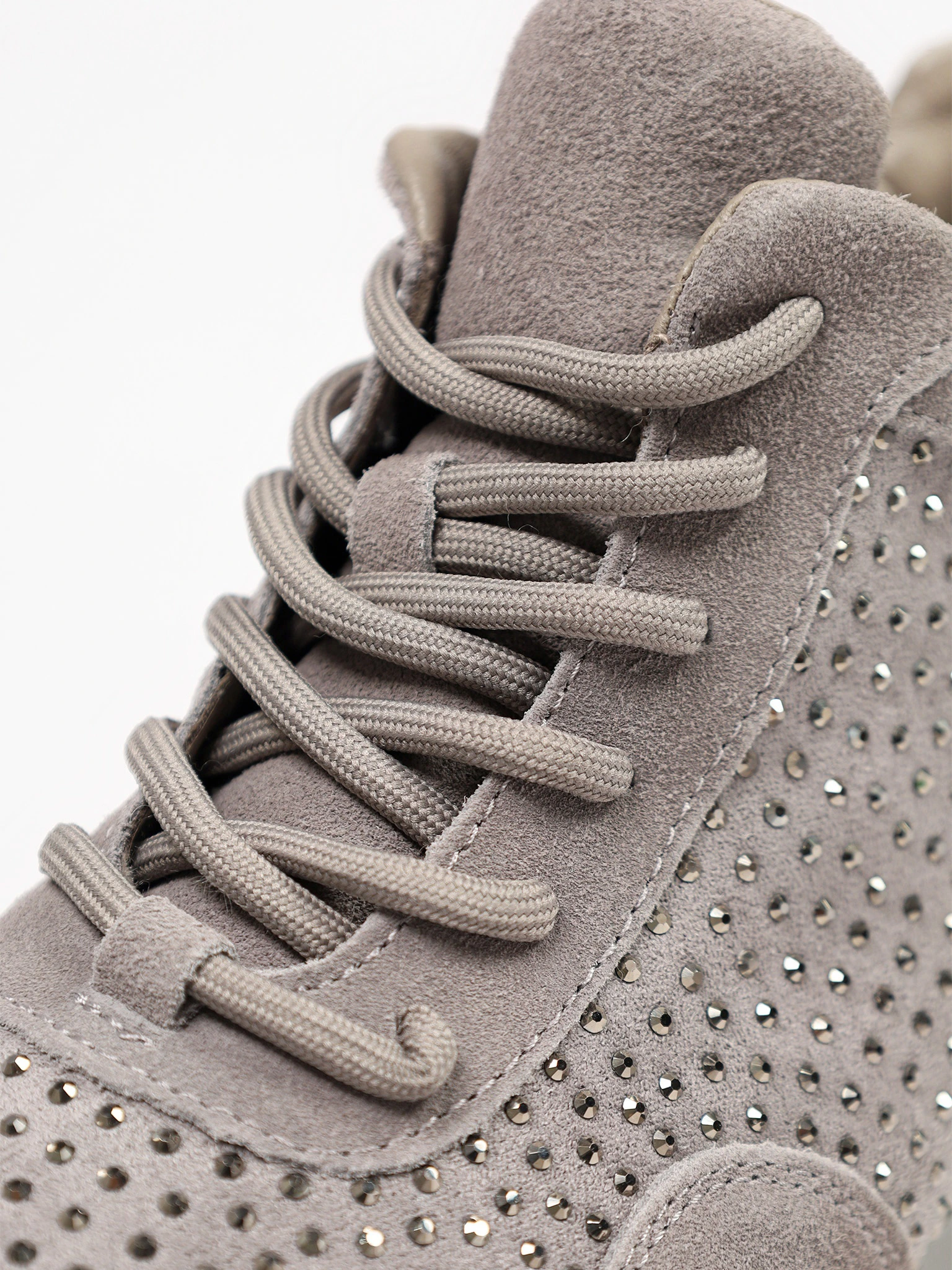 Кроссовки серого цвета со стразами на низкой подошве